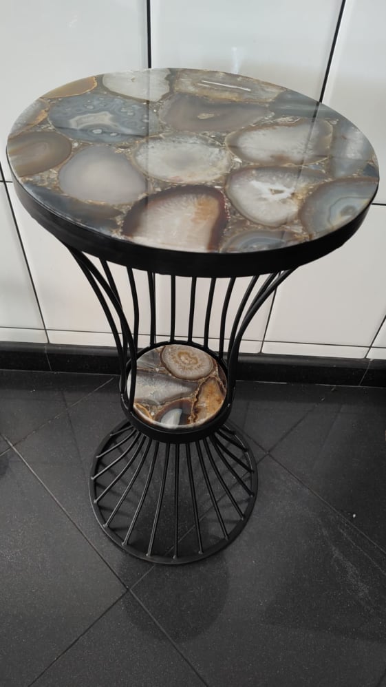 Mesa decorada em estruturas metálicas