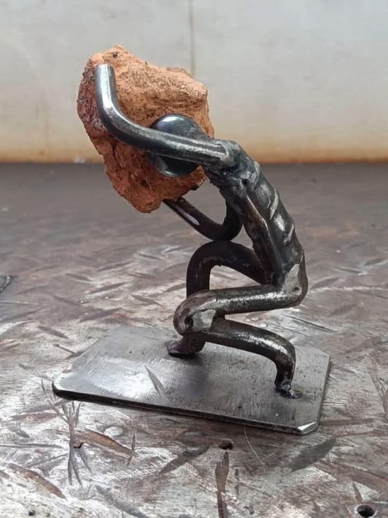 Arte boneco em estrutura metálicas